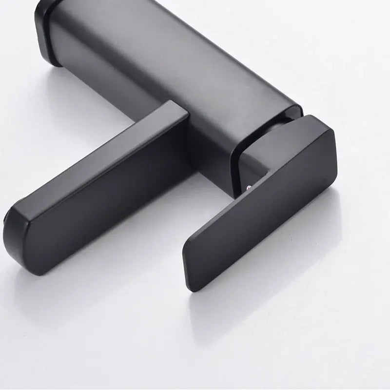 Grifo monomando para lavabo en negro o cromado con agua fría y caliente