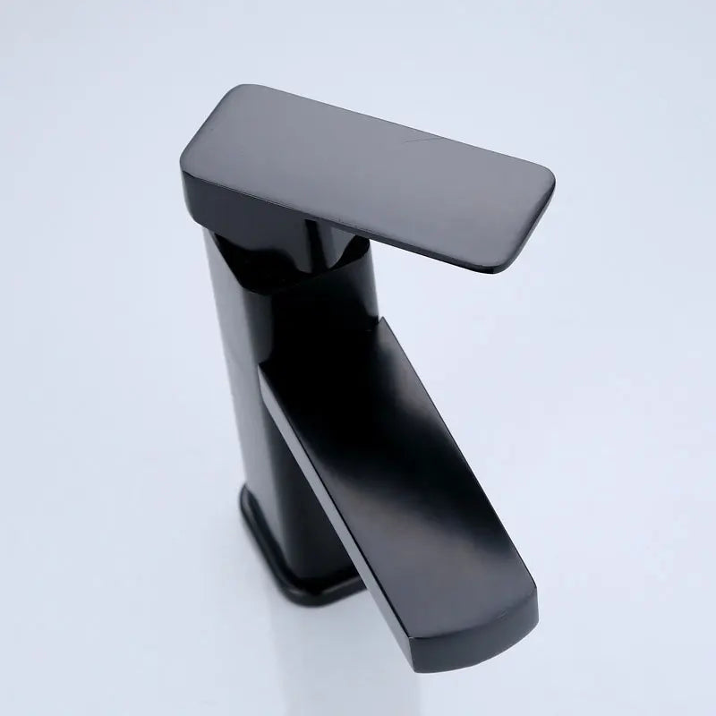 Grifo monomando para lavabo en negro o cromado con agua fría y caliente